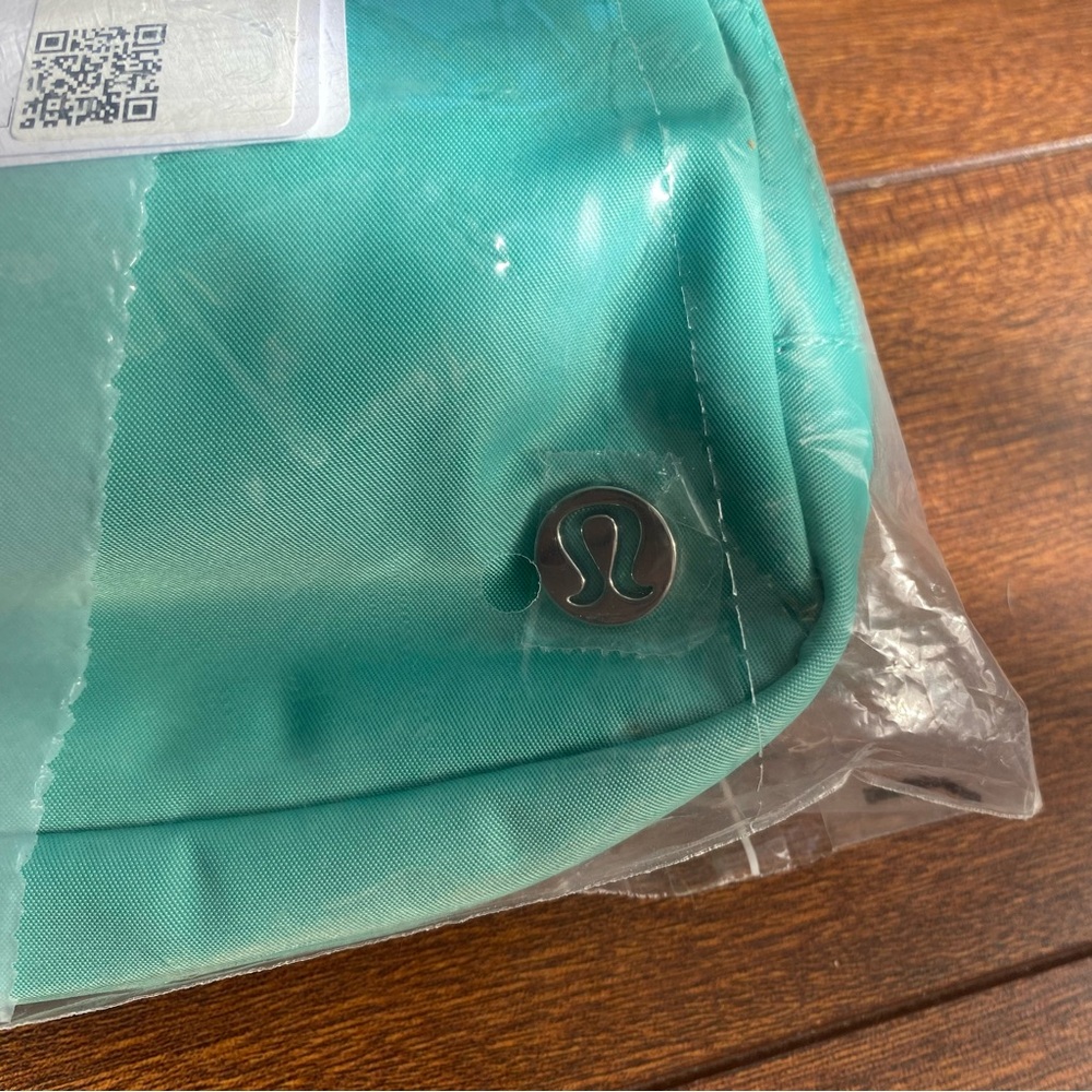 NWT Lululemon Everywhere Bag Paradise Green - Picture 5 of 12